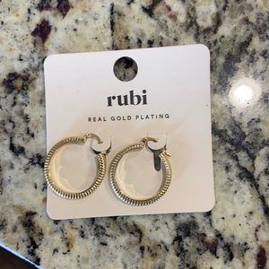 SMALL GOLD HOOP EARRINGS